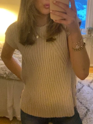 Stickad topp Zara - Superfin beige stickad topp från Zara! Storlek M men passar även S. Toppen skick