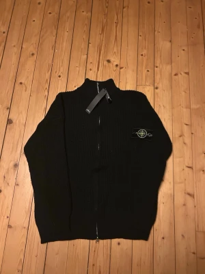 Stone island full zip  - Stone island full zip i storlek XL. Men skulle säga att den sitter som en L.          Ni vet varför priset är som det är 😉. Aldrig använd . Bara att höra av sig vid funderingar🤩