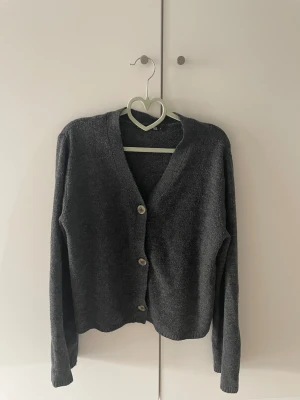 Kofta - Grå kofta från Lager157 med tre knappar! 🩶