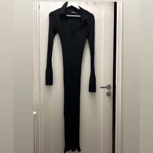 Svart klänning  - Tajt & stretchig klänning som formar sig på kroppen, storlek S men folk som har större storlekar 100% kan ha denna även. Använd fåtal gånger. Lång och uringad o inte see trough. Slits i armarna och längst ner. 