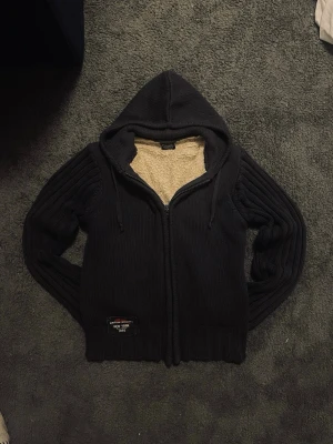 Fodrad Cardigan från British Knights - Svart stickad cardigan från British Knights med fodrad insida, storleken S/ liten M. Pris kan diskuteras.