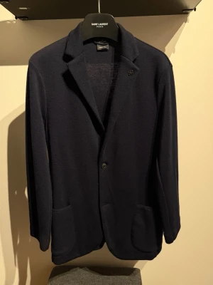 Gran Sasso Kavaj - Tja! Säljer denna stickade Gran Sasso kavajen i nyskick! Köpt för Ca 6000kr ( går knappt att få tag i ) Storlek 46/S