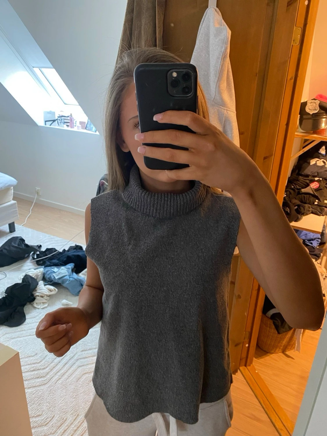 Ärmlös grå stickad polotröja