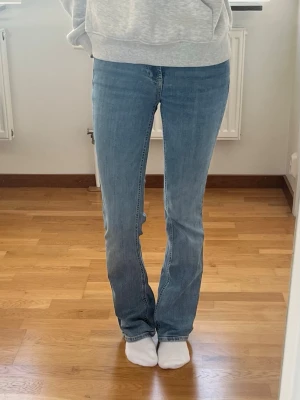 Lågmidjade jeans - Super snygga lågmidjade jeans från zara i jätte bra skick!!💕💕