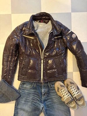 Moncler Berriat Kastanjebrun - Säljer en sjukt unik Moncler Berriat i en snygg kastanjebrun färg! Perfekt för sista vinterdagarna och våren då Berriaten inte är lika fodrad som en klassisk Moncler Maya men fortfarande är väldigt varm. Köpt begagnad men sparsamt använd och är i väldigt bra skick!   Storlek 2 (S)                                              Skicka gärna om du har några frågor!                         Snabb frakt🚚🚚🚛. OBS: Plaggen runt omkring jackan i första bilden är ej till salu, enbart för inspiration🤗