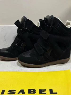 Svarta Isabel Marant skor - Hejhej, säljer dessa isabell Marant skor i storlek 35, de är endast använda på ett kalas jag var på förra helgen. Skorna är nästan som nya och perfekta nu inför vår. Kvitto kan skickas vid intresse ä. Skriv gärna vid minsta fundering❤️❤️ Priset är inte fast så pruta på