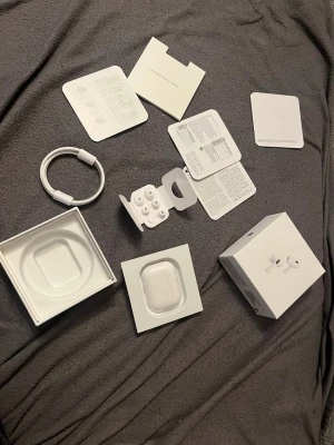 Airpods pro 2 - Säljer mina airpods pro 2 som jag köpte förra året. Säljer dem för jag har ett par airpods max på väg