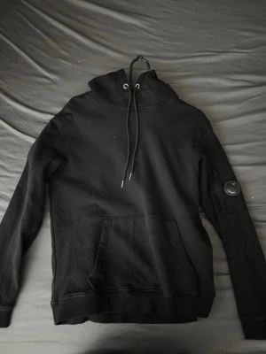 Svart hoodie från cp company - Säljer en svart hoodie från cp company eftersom den inte passar mig vid intresse skicka pris förslag så kan vi diskutera priset efter!!