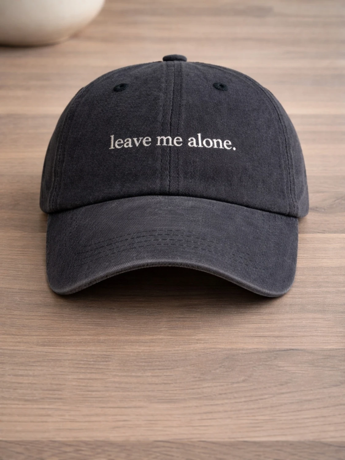 Svart keps med text - 1