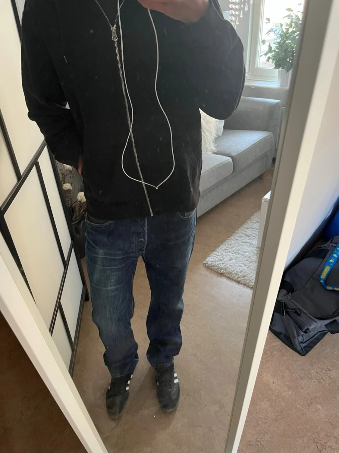 Svart zip hoodie från Weekday - 1