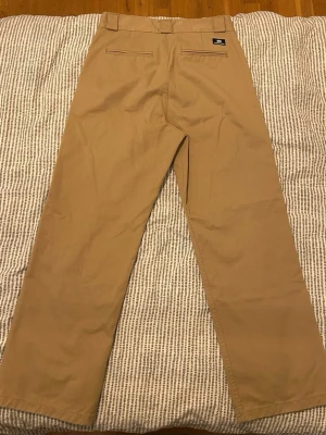 Beiga chinos Sweet Sktbs - Säljer ett par klassiska beiga chinos från Sweet Sktbs. De är i bra skick utan märken och hål. De är för korta för mig som är 174. För de som är kortare än 174 kan byxorna passa riktigt bra och ha en lite baggy fit.
