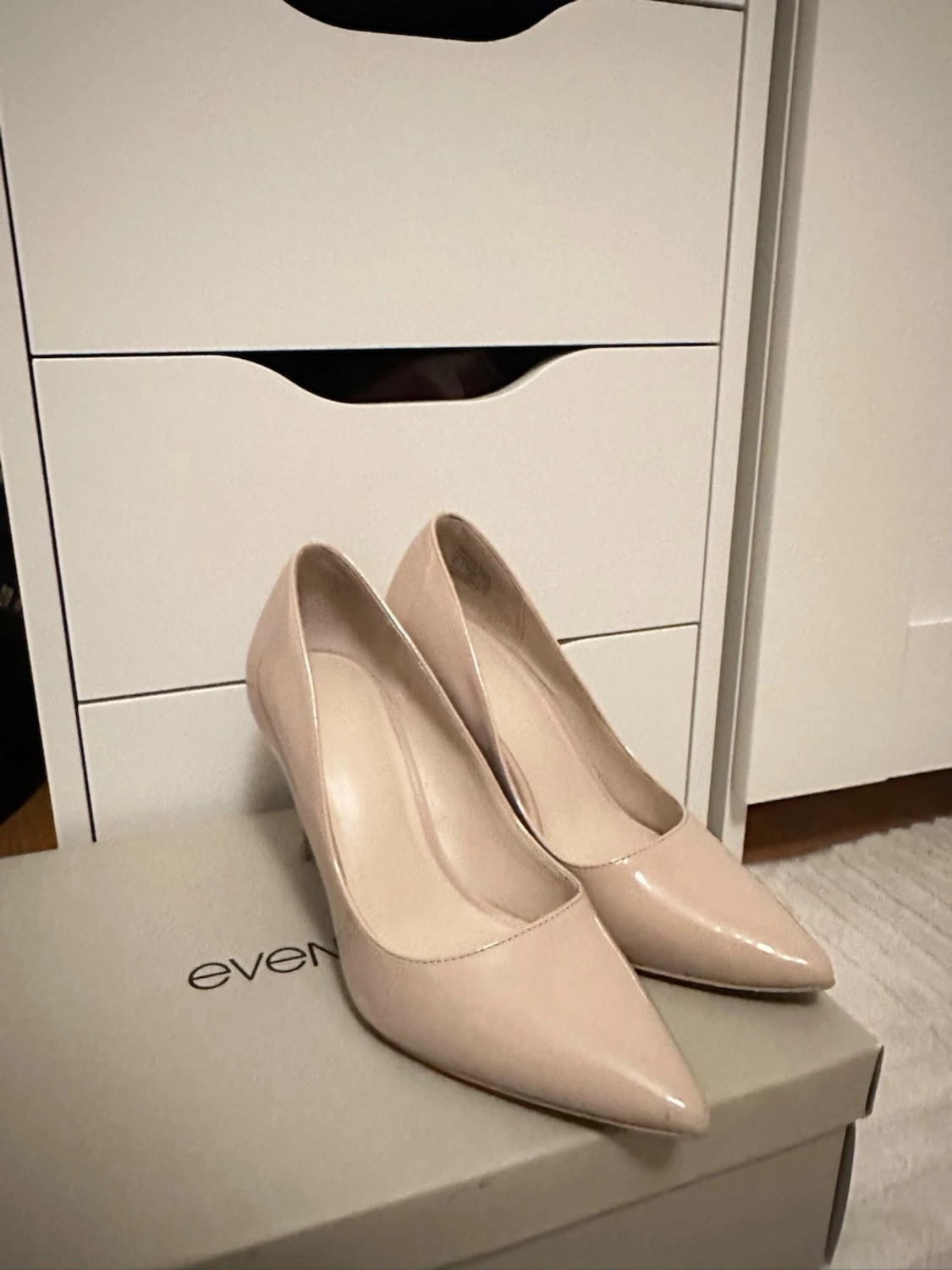Beige lackpumps från Even&Odd - 1