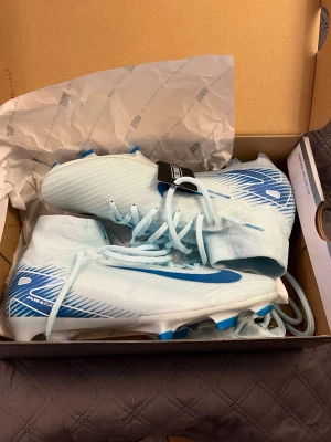 Nike mercurial fotbollsskor  - Nike Mercurial Superfly. Tillverkade i syntetmaterial med Air Zoom-dämpning för extra komfort och explosiv fart. Storlek 42 