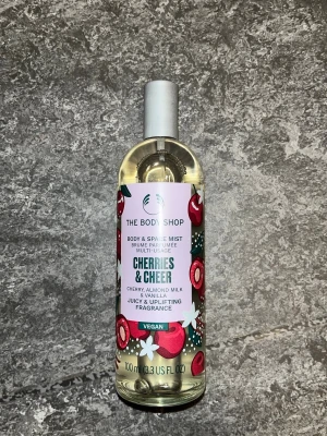 Cherries & Cheer mist från The Body Shop - HELT NY! Slutsålda limited edition body & space mist från The Body Shop i doften Cherries & Cheer. Doftnoter av körsbär, mandelmjölk och vanilj. Sänker ej pris. 