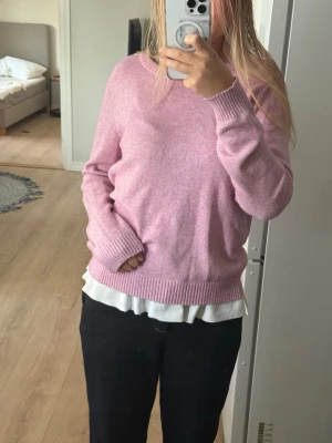 Rosa stickad tröja  - Ljustosa stickad tröja med rund halsringning och ribbade muddar vid ärmslut och nederkant💞