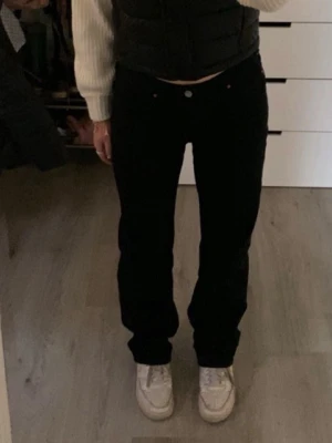 Svarta low straight jeans W28 L32 - Säljer ett par svarta jeans med låg midja och raka ben. De är använda ett fåtal gånger. W 28 / L 32.