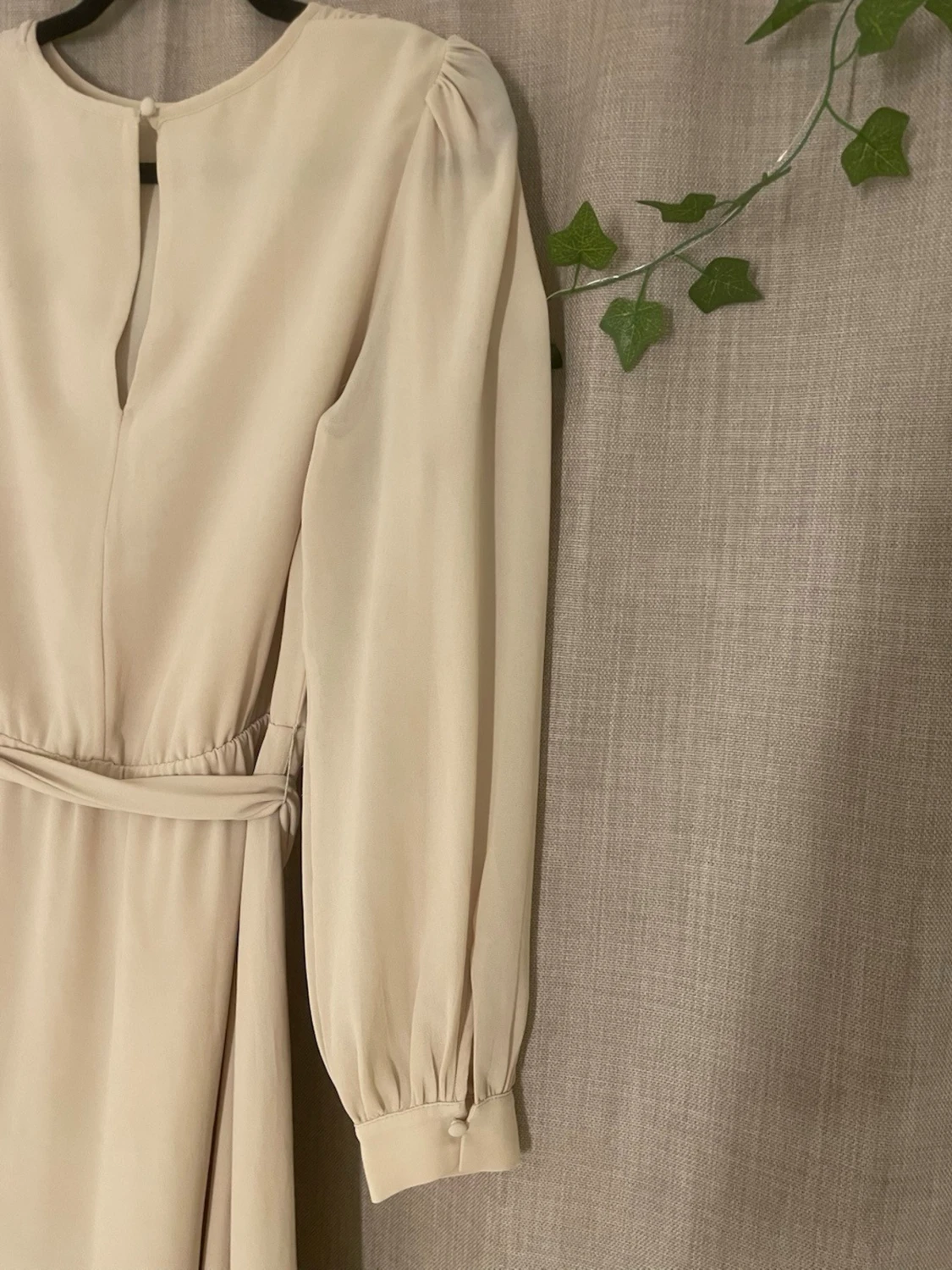 Beige långklänning med bälte - 4