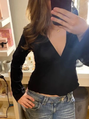 Svart topp från gina med knytning bak - tröja med knyt där bak. (Inte mina bilder)