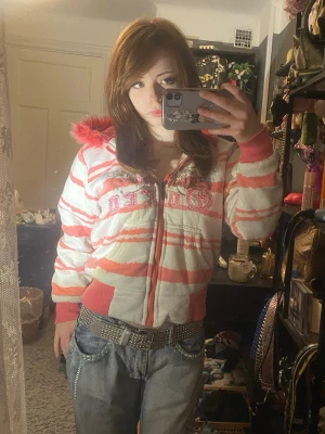 Randig zip-up hoodie med fluffig luva❤️ - Super fin råsa och vit randig zip-up hoodie ifrån märket essex med råsa fluff längst luvan❤️ den har även mjukt och varmt tyg på innsidan❤️