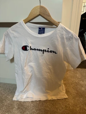 Champion tröja - Tröja från champion i nyskick. Storlek X-large för barn vilket motsvarar 162-167. Passar även xs och s. Inga tecken på defekter, pris kan diskuteras.