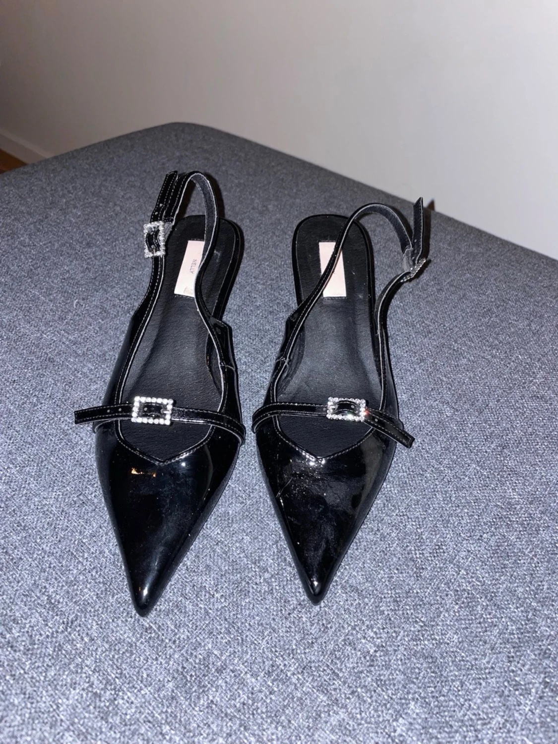 Svarta lackpumps med strassdetalj - 1