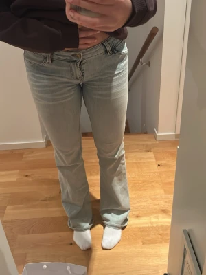 Ljusblå bootcut jeans från Cheap Monday - Säljer ett par ljusblå bootcut jeans från Cheap Monday med klassisk femficksdesign och logga bak på linningen. Jeansen har en något utsvängd passform nedtill och är tillverkade i denim med en snygg tvätt. Perfekta för en avslappnad och trendig look. Storlek 31/34.