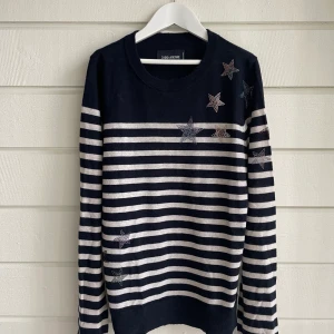 Zadig tröja - Säljer nu denna så fina Zadig tröjan i 100% Kashmir då den tyvärr inte kommer till användning! Den är i mycket fint skick förutom att några av stenarna har lossnat men det är inget man tänker på 💕💕