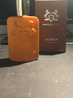 Parfums de Marly Althaïr EdP ungefär 117ml kvar  - Exklusiv parfym från Parfums de Marly, Althaïr EdP. Flaskan är bärnstensfärgad med elegant reliefmönster och silverfärgad kork. Doften är lyxig och unisex, perfekt för dig som vill sticka ut med en sofistikerad signaturdoft.