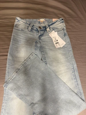 Ultra low bootcut jeans XS ljusblå - Ljusblå bootcut jeans från The Chic Ultra i storlek XS. Helt oanvända med prislapp på, nypris 399kr.                               Fler bilder kan skickas