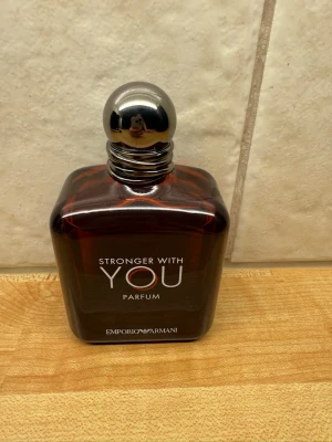 Emporio Armani Stronger With You Parfum - Tja, säljer en Emporio Armani Stronger With You Parfum i en  100ml flaska men skulle säga att det är ungefär 90ml kvar nu. Parfymen köptes på deloox men slängde tyvärr original förpackningen. Parfymen passar perfekt nu under vintern och till kalla vår dagar. Skriv om det finns frågor🙌. 