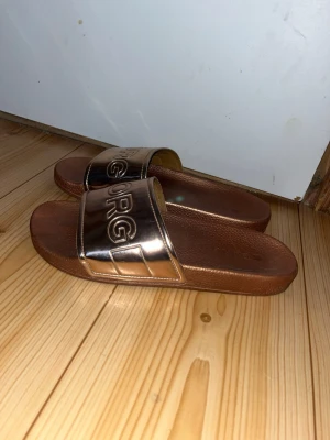 Sandaalit 40 - Rusehtavat käytetyt rantasandaalit. Koko 40. Pohjallisen pituus n 25.5cm. Eläintalous MMM Katsothan myös muut ilmoitukseni Tarjoa 