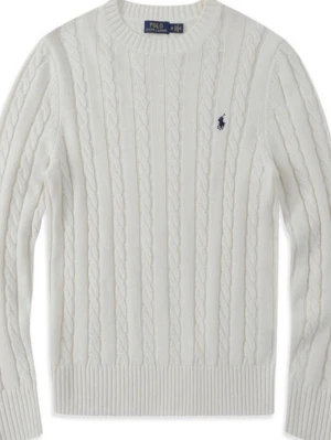 Vit kabelstickad tröja Polo Ralph Lauren -L- - Kabelstickad vit tröja från Polo Ralph Lauren med rund halsringning och diskret marinblå logga broderad på bröstet. Tröjan har ribbade muddar vid ärmslut och nederkant, och är tillverkad i mjukt material som ger en klassisk och stilren look.