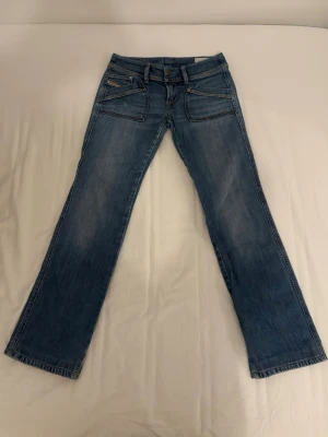 Blå Diesel Jeans - Blå raka och lågmidjade jeans från Diesel. Bra skick, har själv knappt använt då dem är för små. OBS har inte sytt upp dem men dom är rätt korta så kolla innerbenslängden. MIDJEMÅTT: 34cm INNERBENSLÄNGD: 68cm