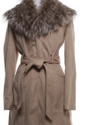 Beige kappa med fuskpäls från Orsay - Stilren beige kappa från Orsay med bred krage i fuskpäls och knytskärp i midjan. Kappan har en klassisk siluett och är perfekt för kyliga dagar. Materialet är mjukt och ger en lyxig känsla. Snygg detalj med kedja vid nacken.