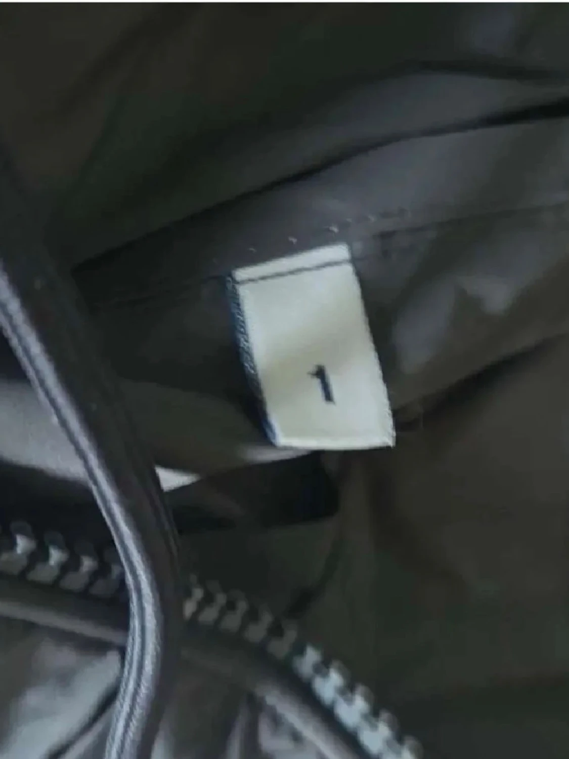 Svart vindjacka med huva - 1