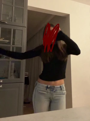 Ljusblå low waist jeans - Säljer ett par ljusblå low waist jeans med raka ben och klassisk femficksdesign. Jeansen har en avslappnad passform och är tillverkade i denim med lätt tvättad look. Perfekta för en casual och trendig stil.