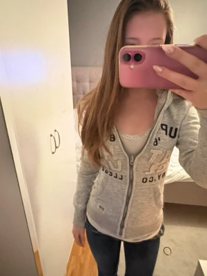 Superdry hoodie - Skulle säga att den är lite tajtare än S och är mer som Xs/Xxs