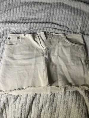 Vit jeanskjol - Jättesnygg! Från HM men har tagit bort knappen, sitter jättefint och passar mig som har S och är ca 165.