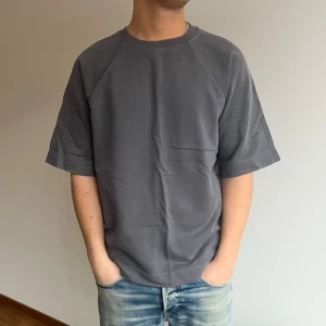 Grå T-shirt i sweatshirt material H&M strl S - Riktigt snygg! Aldrig använd 