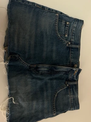Zara jeans kjol - Super söt jeans kjol från Zara! Använd en sommar några fåtal gånger, inga defekt men tecken på användning ❤️går inte ner i pris!