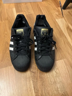 Adidas Superstar - Adidas superstars som är mycket använt men fortfarande i helt okej skicka, utsidan är det inte några synliga skador bara lite crease insidan är med förstörd pågrund avd användning 