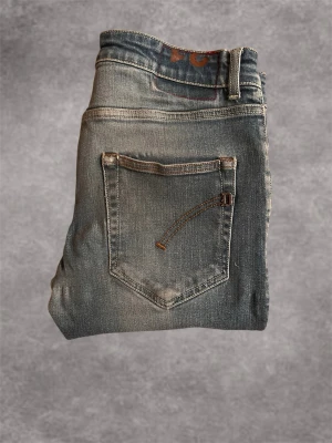 Dondup jeans Blå - Feta dondup jeans! Storlek: W31 L32 (Längd:100cm ). Jeansblå. Modellen är 180cm och väger ca 60kg. Mycket bra skick.