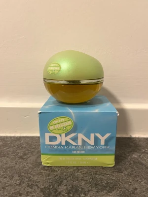 DKNY Be Delicious Pool Party Lime Mojito - Endast testad! Limited Edition DKNY parfym ”Lime Mojito” i 50ml. Perfekt för den som gillar fräscha fruktiga dofter. Original pris: 699 på Zalando. 