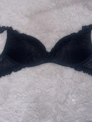 Intimissimi bh - Super fin svart Intimissimi bh, helt ny har bara använt en gång☺️☺️