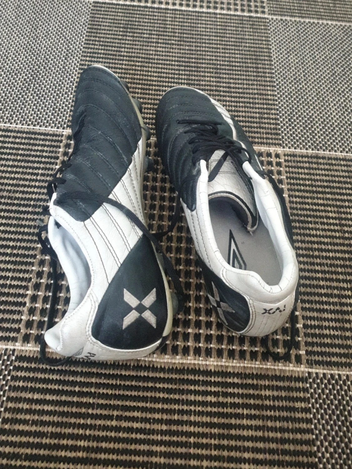 Svarta och vita Umbro fotbollsskor - 1