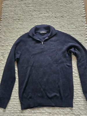 Dressmann Zip  - Tja säljer denna quarter zip från dressmann // den är i storlek S // passformen är Slimfit // Nypris 799 mitt pris 325 // Hör av er vid funderingar // fraktar så snabbt som möjligt // Priset är inte hugget i sten!💸