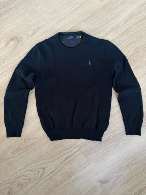 Svart tröja från Polo Ralph Lauren - Säljer en svart tröja från Ralph Lauren i storlek S. Tröjan är i bra skick, hör av dig vid frågor. 