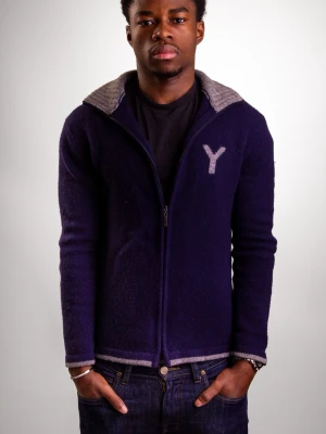 saint laurent - Säljer en unik mörklila kofta från saint laurent med grå detaljer och dragkedja framtill. Koftan har en grå Y-logga på bröstet, ribbad grå krage och grå kant vid ärmslut och nederkant. Perfekt för lager-på-lager och chill dagar.