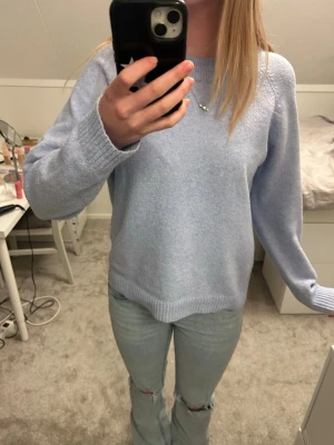 Ljusblå stickad tröja - Ljusblå srickad tröja💕 Tveka inte att skriva om du är intresserad eller vill ha fler bilder. Pris kan diskuteras❤️