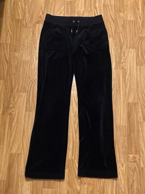 Mörkblå Juicy Couture mjukisbyxor - Juicy couture mjukisbyxor i storlek M, mörkblå färg.  I jätte bra skick, har knappast använts (2-3 ggr)